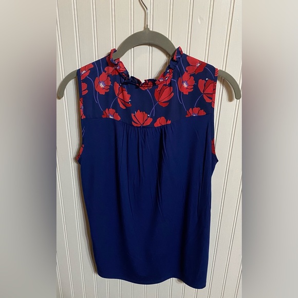 NWT 41 HAWTHORN SLEEVELESS RUFFLED NECK BLOUSE IN BLUE AND RED FLORAL - Picture 6 of 8